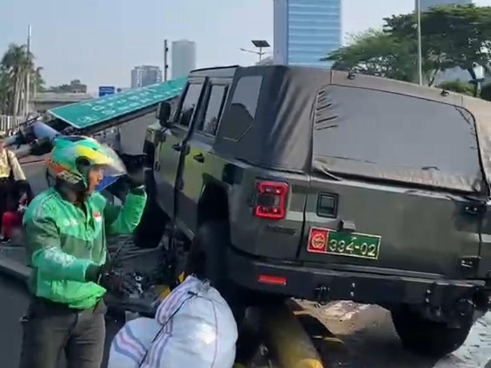 Mobil dinas TNI tabrak tiang rambu exit tol Slipi (dok. Istimewa)