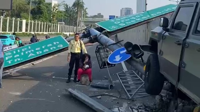 Sopir Mobil Dinas TNI yang Tabrak Tiang Exit Tol Slipi Diduga Mengantuk