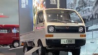 Wajah depan mobil didominasi oleh panel grill hitam horizontal berukuran besar yang menyatu dengan lampu utama berbentuk bulat di sisi kanan dan kiri. Di bagian tengah grill, tersemat logo lima berlian khas Wuling berwarna merah. Foto: Ridwan Arifin