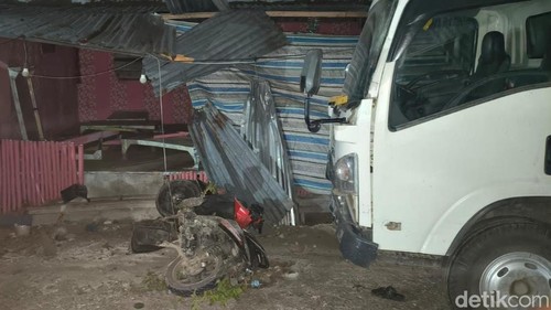 Motor dan mobil box yang terlibat kecelakaan di Bima, NTB.