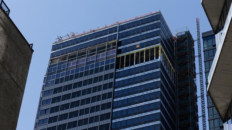 Penampakan Gedung Pencakar Langit yang Nyaris Ambruk di New York