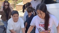 Nia Ramadhani bersama keluarga, Ardi Bakrie, Mikhayla, dan Magika, mengantar Mainaka ke lokasi summer camp di California, Amerika Serikat. Foto: Instagram @ramadhaniabakrie