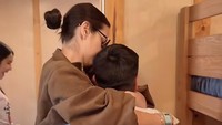 Nia Ramadhani nggak menyangka untuk pertama kalinya melepas anak untuk bermalam di camp. Foto: Instagram @ramadhaniabakrie