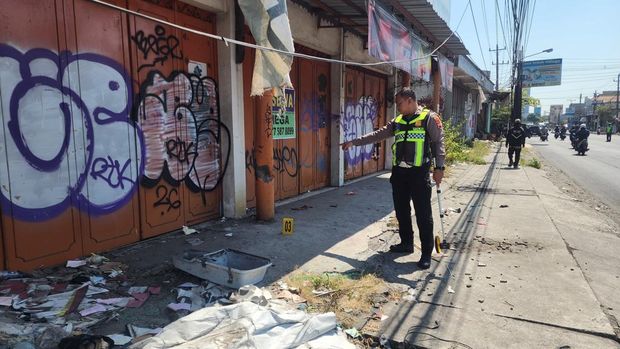 Polisi saat melakukan olah TKP kecelakaan tunggal mobil McLaren di Desa Telukan, Kecamatan Grogol, Kabupaten Sukoharjo, Kamis (9/7/2026).