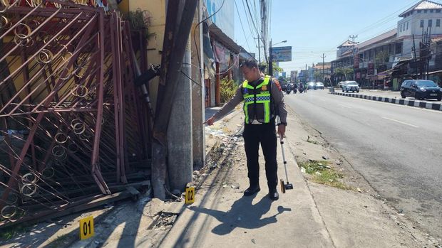 Olah TKP Kecelakaan McLaren di Sukoharjo. Polisi saat melakukan olah TKP kecelakaan tunggal mobil McLaren di Desa Telukan, Kecamatan Grogol, Kabupaten Sukoharjo, Kamis (9/7/2026).