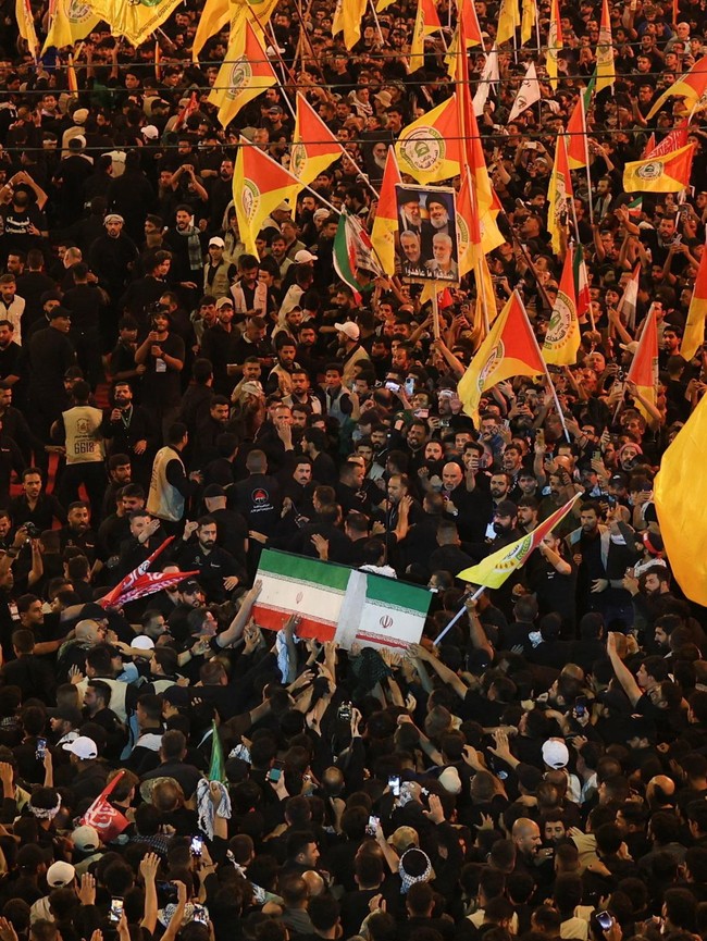 Lautan Pelayat Beri Penghormatan Terakhir untuk Ali Khamenei di Karbala