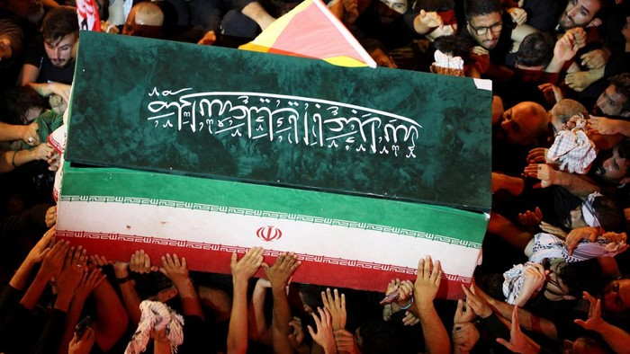 Para pelayat bersama-sama membawa peti jenazah Ali Khamenei dalam seremoni di Karbala, kota suci Syiah di Irak, sebelum jenazahnya dibawa ke Mashhad, Iran bagian timur laut, yang merupakan tempat kelahirannya, untuk dimakamkan (REUTERS/Ahmed Saad)