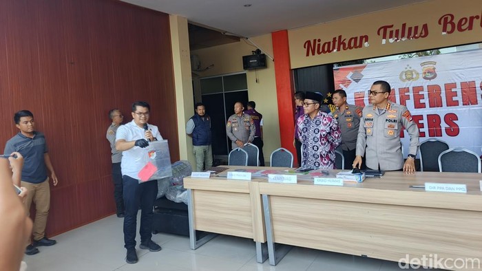 Kasat Reskrim Polresta Lombok Tengah AKP Punguan Hutahaean saat menunjukkan barang bukti kepada awak media pada konperensi pers di Mapolresta Lombok Tengah, Kamis (9/7/2026). Foto: (Edi Suriansyah/detikBali)