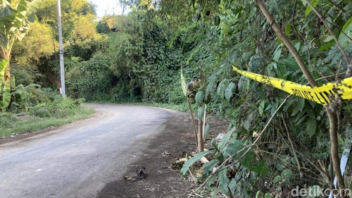 Suasana TKP pembunuhan Man Colik di jalan perumahan pesona Lepang, Desa Takmung, Kecamatan Banjarangkan, Klungkung, Bali, Kamis (9/7/2026). (Fatih Kudus Jaelani/detiBali).