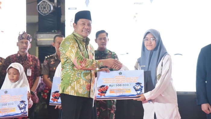 Bupati Sidoarjo Subandi memberikan beasiswa secara simbolis ke penerima