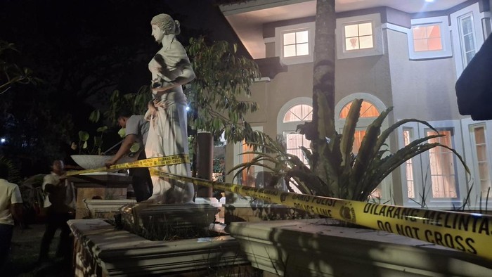 Penampakan rumah di Sentul Bogor dipasangi garis polisi usai digeledah terkait 3 kasus korupsi