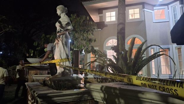 Penampakan rumah di Sentul Bogor dipasangi garis polisi usai digeledah terkait 3 kasus korupsi