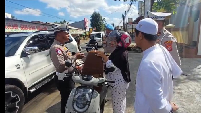 Pengendara yang melanggar di Tasikmalaya diceramahi ustadz di Tasikmalaya