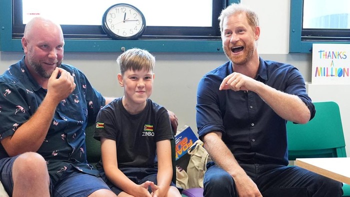 Pangeran Harry dari Inggris mengunjungi Rumah Sakit Anak Birmingham pada Kamis (9/7/2026) untuk memperingati 20 tahun program Perawat WellChild pertama. Dalam kapasitasnya sebagai Pelindung WellChild, Duke of Sussex meluangkan waktu menyapa pasien anak, keluarga mereka, serta tenaga kesehatan yang selama ini mendampingi anak-anak dengan kebutuhan medis yang kompleks.