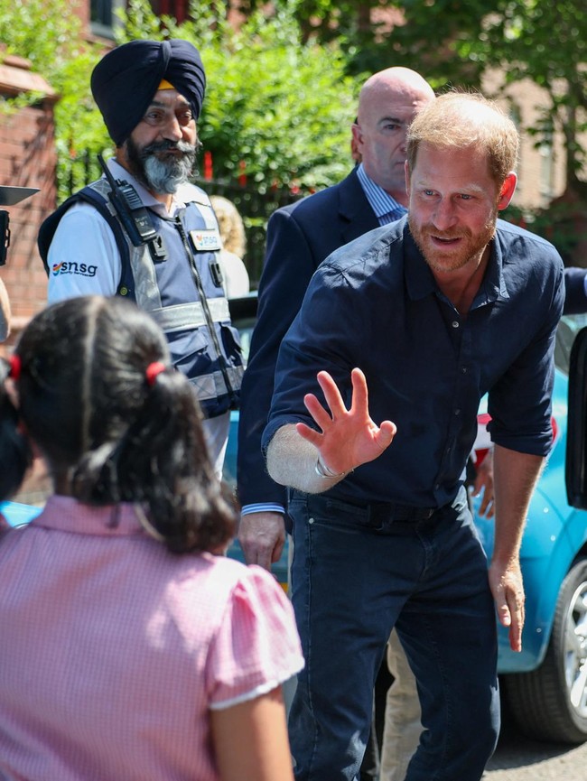 Penuh Kehangatan, Pangeran Harry Sapa Pasien Cilik Saat Kunjungi Rumah Sakit Anak Birmingham
