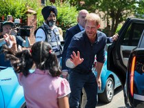 Penuh Kehangatan, Pangeran Harry Sapa Pasien Cilik Saat Kunjungi Rumah Sakit Anak Birmingham