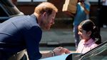 Penuh Kehangatan, Pangeran Harry Sapa Pasien Cilik Saat Kunjungi Rumah Sakit Anak Birmingham