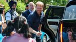 Penuh Kehangatan, Pangeran Harry Sapa Pasien Cilik Saat Kunjungi Rumah Sakit Anak Birmingham