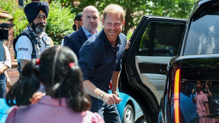Pangeran Harry dari Inggris mengunjungi Rumah Sakit Anak Birmingham pada Kamis (9/7/2026) untuk memperingati 20 tahun program Perawat WellChild pertama. Dalam kapasitasnya sebagai Pelindung WellChild, Duke of Sussex meluangkan waktu menyapa pasien anak, keluarga mereka, serta tenaga kesehatan yang selama ini mendampingi anak-anak dengan kebutuhan medis yang kompleks.