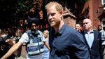Penuh Kehangatan, Pangeran Harry Sapa Pasien Cilik Saat Kunjungi Rumah Sakit Anak Birmingham