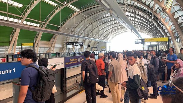 Penumpukan penumpang LRT Jabodebek imbas gangguan. (CNBC Indonesia/Sefti Oktarianisa) Penumpukan penumpang LRT Jabodebek imbas gangguan. (CNBC Indonesia/Sefti Oktarianisa)