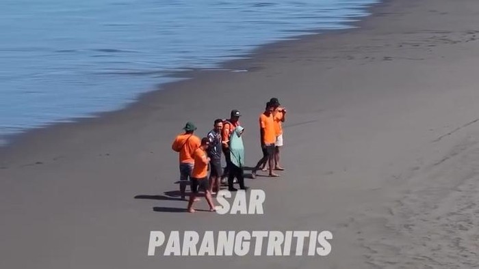 Petugas gabungan mengevakuasi perempuan yang mencoba bunuh diri dengan cara berjalan ke tengah laut, Kamis (9/6/2026).