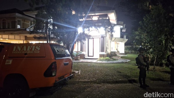 Polisi menggeledah rumah mewah di Bogor terkait kasus korupsi PLN, ASABRI, dan Krakatau Steel. (Sholihin/detikcom)