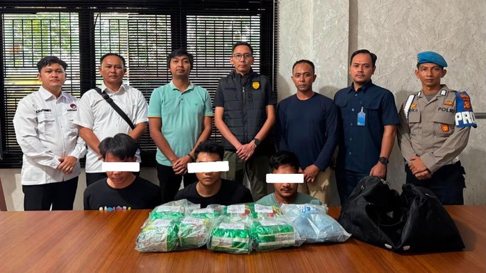 Polres Bengkalis menangkap tiga tersangka jaringan narkoba dan menyita 8 paket sabu