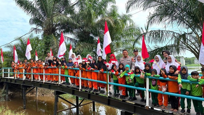 Polres Pelalawan meresmikan jembatan di Desa Ransang, pada Rabu (8/7/2026).