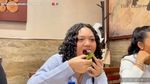 Potret Amora Lemos yang Asyik Mukbang dan Kulieneran bareng Keluarga