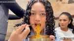 Potret Amora Lemos yang Asyik Mukbang dan Kulieneran bareng Keluarga