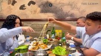 Potret Amora Lemos yang Asyik Mukbang dan Kulieneran bareng Keluarga