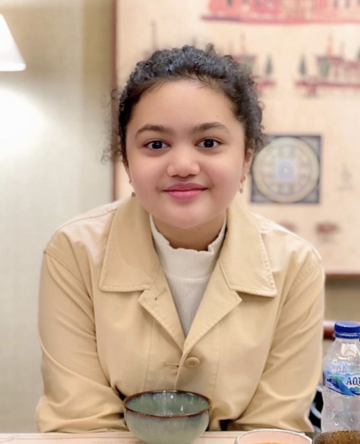 Potret Amora Lemos yang Asyik Mukbang dan Kulieneran bareng Keluarga
