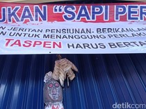 Massa Segel Kantor Mandiri Taspen Purwokerto Pakai Pocong-Kerupuk