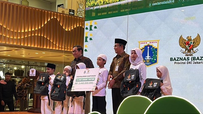 Pramono Anung saat menyerahkan santunan untuk anak yatim. (Anggi/detikcom)