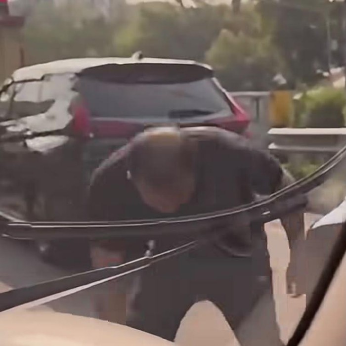 Pria di Jakut rusak spion dan wiper mobil. (dok. screenshot)