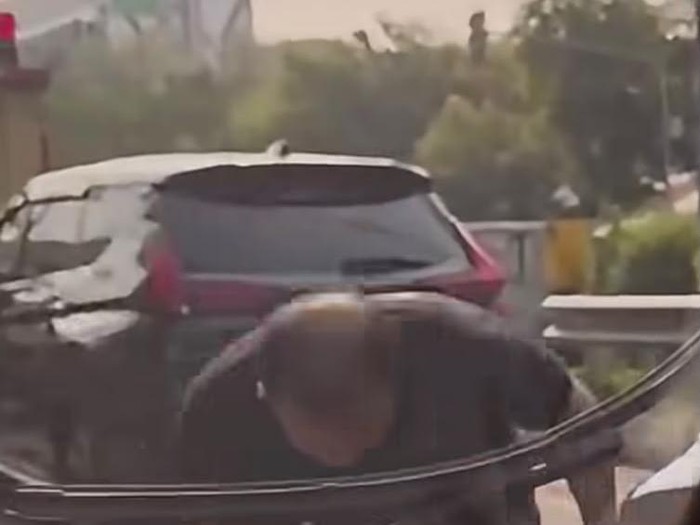 Pria di Jakut rusak spion dan wiper mobil (dok. screenshot)