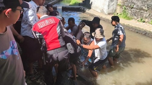 Proses evakuasi jasad pria pengidap epilepsi berinisial WEP di sungai Tukad Uma, Banjar Anggarkasih, Desa Medahan, Kecamatan Blahbatuh, Gianyar, Bali, Kamis (9/7/2026). (Foto: Dok. Polres Gianyar)