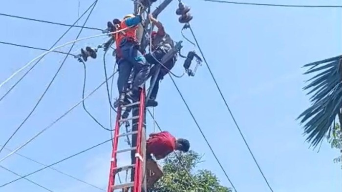 Proses evakuasi pria tersetrum dan bergelantungan di tiang listrik di Pontianak