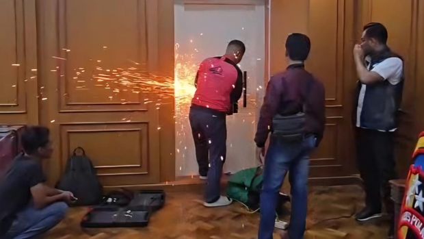Proses pembongkaran brankas berisi 74 Kg Emas yang ditemukan dari penggeledahan rumah di Bogor Proses pembongkaran brankas berisi 74 Kg Emas yang ditemukan dari penggeledahan rumah di Bogor