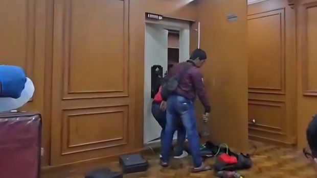Proses pembongkaran brankas berisi 74 Kg Emas yang ditemukan dari penggeledahan rumah di Bogor
