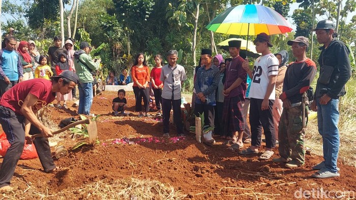 Prosesi pemakaman korban tewas ledakan mortir di KBB.