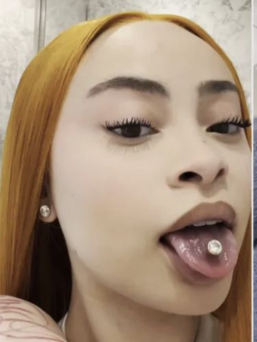 Rapper Ice Spice Pamer Tindik Lidah Berlian Terbesar di Dunia