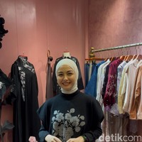Revalina S Temat tampil dengan gaya hijab clean berwarna putih bersih yang diikat rapi ke belakang leher untuk menonjolkan detail pakaiannya. Pilihan hijab kontras tersebut berpadu sempurna dengan knit vest hitam bermotif floral, menciptakan tampilan monokrom yan elegan. Foto: Dok. Gresnia/Wolipop.