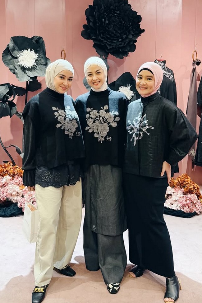 Intan Nuraini tampil menawan dalam balutan hijab bergaya clean serba hitam yang berpadu serasi dengan atasan berbahan grove twill premium. Busana bersiluet kontemporer tersebut hadir dengan detail kerah tinggi, kancing depan, puffed sleeves, serta sentuhan bordir yang anggun di bagian dada. Foto: Dok. Instagram @aryanifitriana24.
