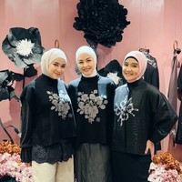 Intan Nuraini tampil menawan dalam balutan hijab bergaya clean serba hitam yang berpadu serasi dengan atasan berbahan grove twill premium. Busana bersiluet kontemporer tersebut hadir dengan detail kerah tinggi, kancing depan, puffed sleeves, serta sentuhan bordir yang anggun di bagian dada. Foto: Dok. Instagram @aryanifitriana24.