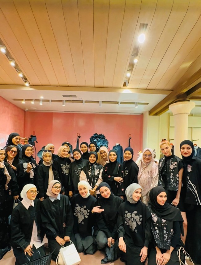 Shireen Sungkar juga menghadiri acara Smara, The Black Series milik RiaMiranda. Shireen mengenakan hijab pashmina dipadu dengan dress morif floral. Foto: Dok. Instagram @aryanifitriana24.