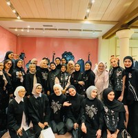 Shireen Sungkar juga menghadiri acara Smara, The Black Series milik RiaMiranda. Shireen mengenakan hijab pashmina dipadu dengan dress morif floral. Foto: Dok. Instagram @aryanifitriana24.