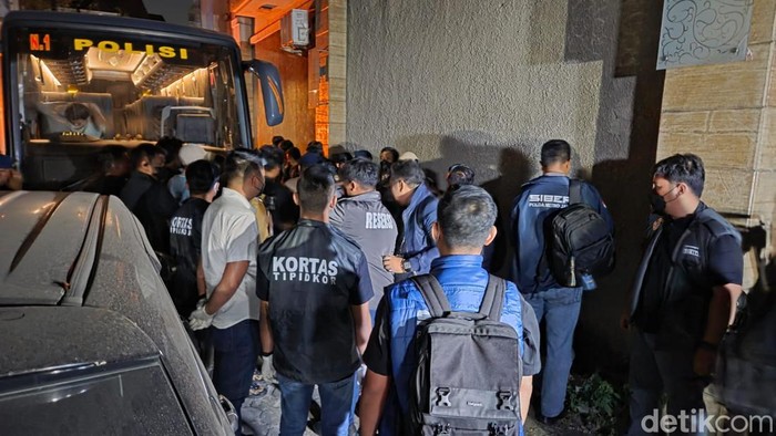 Ruko di Cipete digeledah Polisi. (Taufiq/detikcom)