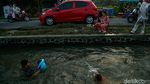 Saluran Irigasi di Karawang Berubah Jadi Waterpark Gratis